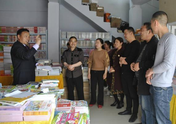 魔术师般的转型 穷村华丽变身，日用百货销售谱写新篇章